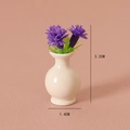 Miniatur-Puppenhaus-Vase in Creme mit lila Blumen, Größe 3.2cm Höhe und 1.4cm Basisdurchmesser - Lila Stil (Lila Blume in Vase x1)