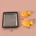 Barbecue in miniatura per casa delle bambole con due pesci arancioni realistici deco - Griglia E Pesce Alla Griglia