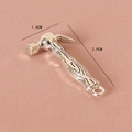 Pendentif marteau miniature en métal argenté pour maison de poupée 2,9cm x 1,4cm - Marteau à Motifs