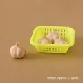 Mini cestino giallo con spicchi d'aglio realistici in resina per decorazione di case di bambole - Cesto Quadrato E Aglio