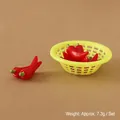 Miniatur-Puppenhaus-Lebensmittelmodell mit roten Chilischoten in gelbem Plastikkorb - Runder Korb Und Chili