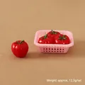 Miniatur Puppenhaus Set mit vier roten Tomaten in einem kleinen rosa Plastikkorb - Quadratischer Korb Und Tomate