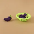 Puppenhaus Miniatur Auberginen Set mit grünem Kunststoffkorb Modell, 10.6g Gewicht - Runder Korb Und Aubergine
