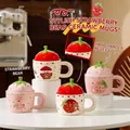 Tazza in ceramica a tema orso fragola con coperchio a rilievo dipinto a mano decor - Orso Fragola (Tazza Coperchio)