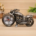 Reloj de sobremesa de moto vintage en acabado gris plomo con esfera detallada en la rueda - Motocicleta Estilo B (PF168/B Gunmetal) / Color Único Gunmetal