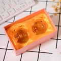 Zwei bernsteinfarbene Kristallschwein-Figuren in einer rosa Geschenkbox mit Satin - Boxed Ornament / Gelb