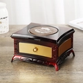 Vintage Musikdose in Burgund mit goldenen Schubladen und Spiegel auf Holztisch - Mahagoni (K0721)