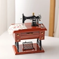Boîte à musique machine à coudre vintage avec base en bois et petits détails de tissu floral - YL1010