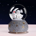 Boîte à musique boule de cristal astronaute sur croissant de lune avec base texturée - 80# Lumière + Musique / Gris
