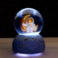 Palla di neve astronauta con base lunare luminosa e astronauta su luna crescente - 80# Luce + Musica / Blu
