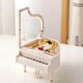 Carillon a forma di pianoforte a coda bianco con ballerina danzante e parti meccaniche dorate - 12x12.5x15cm / Bianco