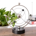 Jouet de bureau orbital cinétique avec anneaux argentés et base noire, hauteur 240 mm - Mode Double USB et Batterie / Corps céleste