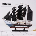 30cm piratenschip model in zwart en wit met doodskop zeilen en een zwarte standaard - Zwart Piraten Zeilboot (M1623-4) / 30cm