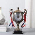 Retro-Trophäen-Tischuhr in Gold mit Quarzwerk und dekorativen dreifarbigen Bändern - Bronze