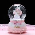 Rosa Lolita Schneekugel Spieluhr mit Mädchen und Kaninchen auf Sternennetz-Hintergrund - Mädchen mit Kaninchen im Kleid - Rosa