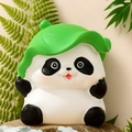 Süße Panda-Figur aus Harz mit grünem Lotusblatt-Hut auf Naturstein-Dekoration - Lotusblatt Panda