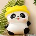 Detail der Panda-Harzfigur mit gelbem Sonnenhut vor einem grünen Blatthintergrund - Panda mit gelbem Hut