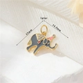 Vue macro d'un pendentif lapin en or 14k avec émail gris et incrustation de zircon - Pendentif Éléphant (H-11858) / Or 14 carats