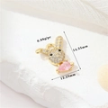 Détail du pendentif lapin en or 14k avec zircons, mesurant 14,55 mm sur 12,25 mm - Pendentif Lapin Zirconia Rose (H-11347) / Or 14 carats
