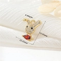 Macro d'un pendentif lapin en or 14k avec zircons blancs et pierre rouge en goutte d'eau - Pendentif Lapin Zirconia Rouge (H-11347) / Or 14 carats
