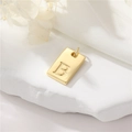 Elegante 14K vergulde rechthoekige hanger met reliëfletter B op een wit stenen ondergrond - Echt verguld met hoge kleurretentie / Hoofdletter B (H-12535)
