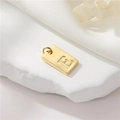 14K goud vergulde rechthoekige hanger met letter E gravure op zijden achtergrond - Echt verguld met hoge kleurretentie / Hoofdletter E (H-12538)