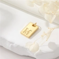 Rechthoekige 14K vergulde hanger met gegraveerde letter M voor het maken van sieraden - Echt verguld met hoge kleurretentie / Hoofdletter M (H-12546)