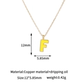 Vista detallada del colgante letra F bañado en oro 14K con acabado en esmalte amarillo - Colgante Letra F Solo (Sin Cadena)