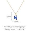 Detalle del colgante de cobre chapado en oro 14K con esmalte azul, mide 12,5mm por 5,1mm - Colgante Letra N Solo (Sin Cadena)