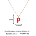 Vista de detalle del colgante letra P roja en cobre chapado en oro 14K 12mm - Col开gante Letra P Solo (Sin Cadena)