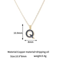 Detalle del colgante letra Q bañada en oro de 14K con esmalte de color azul oscuro - Colgante Letra Q Solo (Sin Cadena)