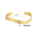 Dettaglio del bracciale dorato largo 8mm con strisce e diametro di 60,6mm - Oro 14K XZ-358