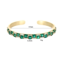 Dettaglio del bracciale a C placcato oro 14K con gemme verdi e zirconi bianchi, diametro di 57mm - Oro 14K XZ-375
