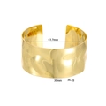 Dettaglio di un bracciale a fascia dorata da 30mm con finitura in metallo martellato a onde - Oro 14K XZ-369