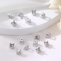 Makro-Detail von silbernen Vier-Klauen-Zirkonfassungen für DIY-Schmuckherstellung - Großer Stil (SUM0001) / Passend für 3mm-4mm Steine / Palladiumfarbe