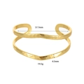 Dettaglio di un bracciale a fascia aperta martellato oro con trama a onde e misure - Oro 14K XZ-372