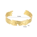 Dettaglio della trama martellata su bracciale rigido dorato largo con misure - Oro 14K XZ-384