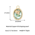 Makroansicht des ovalen Blumenanhängers mit Details zur Höhe von 27,2 mm und Breite von 18,55 mm - 14K Gold Grün