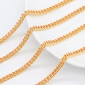 Dettaglio macro della catena dorata con decorativi puntini in smalto arancio-rosa - Rosa Arancio (AL-453)