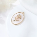 Dettaglio pendente ovale a fiori in madreperla bianca con cornice in oro 14K - Ottobre