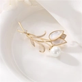Elegante spilla a tulipano con petali in madreperla e dettaglio di perla bianca - Stile Madreperla Tulipano Oro - Con Perla da 12mm (XZ-208)