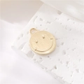 Ciondolo a moneta placcato oro 14K con motivo a faccina sorridente su pietra - Stile Spazzolato Faccina Sorridente Classica (H-10335)