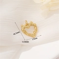 Macro-opname van 17mm gouden hartvormige hanger met touwtextuur en afmetingen - Gedraaid Touw Getextureerde Holle Harthanger (H-11653)