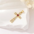 Kreuzanhänger mit rotem Herz-Edelstein und weißem Zirkonia-Pavé in 14k Vergoldung - Rotes Herz & Weißer Strass-Stil (H-11680 Rot & Weiß)