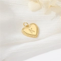Gepolijste 14k gouden hartvormige hanger met letter K en getextureerde randdetail - Stijl K (H-10522)
