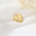 Gepolijste 14k gouden hartvormige hanger met gegraveerde letter L en textuurrand - Stijl L (H-10523)