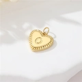 Gepolijste 14k gouden hartvormige hanger met gegraveerde letter O en geribbelde rand - Stijl O (H-10526)