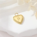 Minimalistische 14k gouden harthanger met reliëfletter P en radiale textuurranden - Stijl P (H-10527)