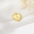 14k gouden hartvormige hanger met letter Q gravure en getextureerde zonnestraal randen - Stijl Q (H-10528)
