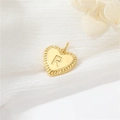 Gepolijste 14k gouden hart hanger met letter R geribbelde randen en een ronde ophanglus - Stijl R (H-10529)